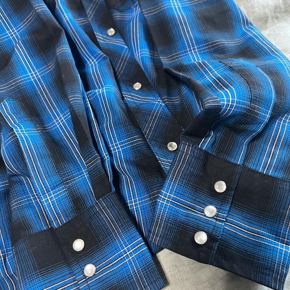 Wrangler Blue and Black Plaid Casual Button Down Shirt - Picture 5 of 7
